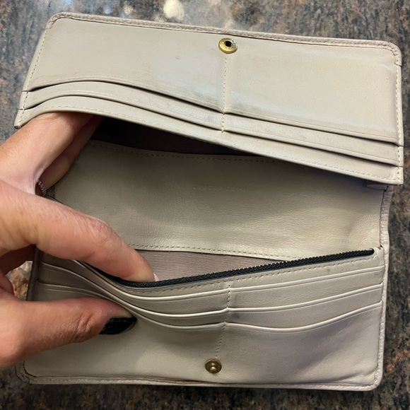 Marc Jacobs Gray Bifold Wallet. Snap closure w/ Gold Zipper Detail - Picture 4 of 10